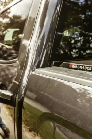 Roll-N-Lock 15-18 Chevy Silverado/Sierra 2500/3500 SB 77-3/8in A-Series Retractable Tonneau Cover Instant Buy